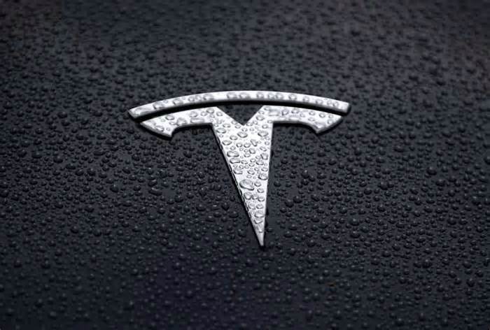 Tesla crosses the $1T market cap level and is valued more than the next ten biggest auto stocks combined