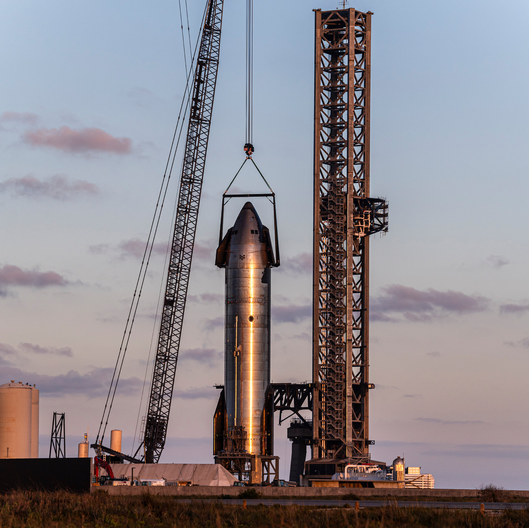 U.S. Is Losing Race to Return to Moon, Critics Say, Pointing at SpaceX