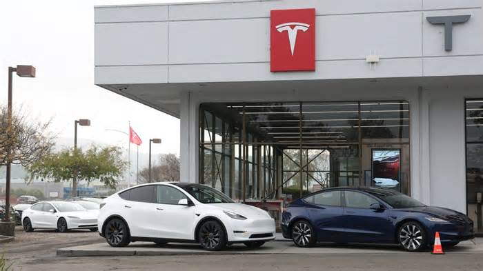 Tesla recalls nearly 700,000 vehicles over tire pressure light issue