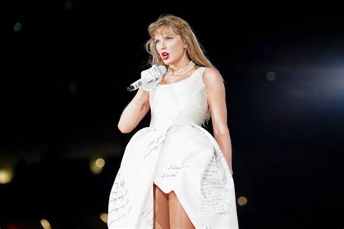 Taylor Swift Side-by-Side Video Shows Professionalism After Malfunction