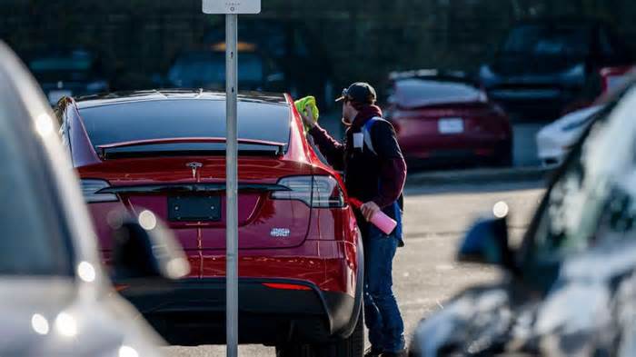 US launches probe of Tesla's 'smart summon' driverless tech