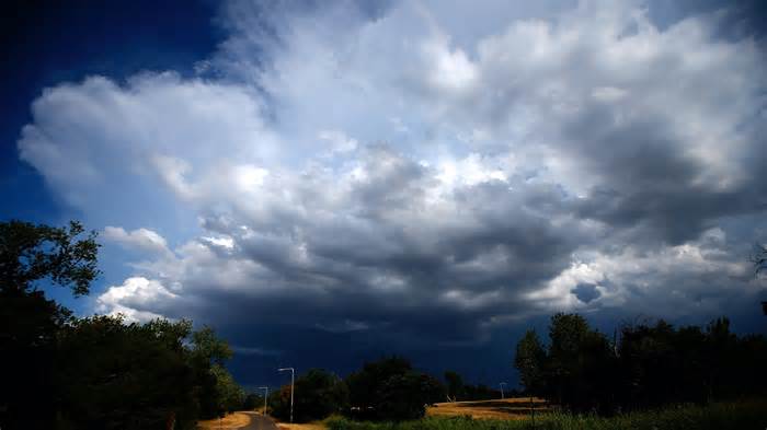 Early Sunday tornados damage hundreds of structures