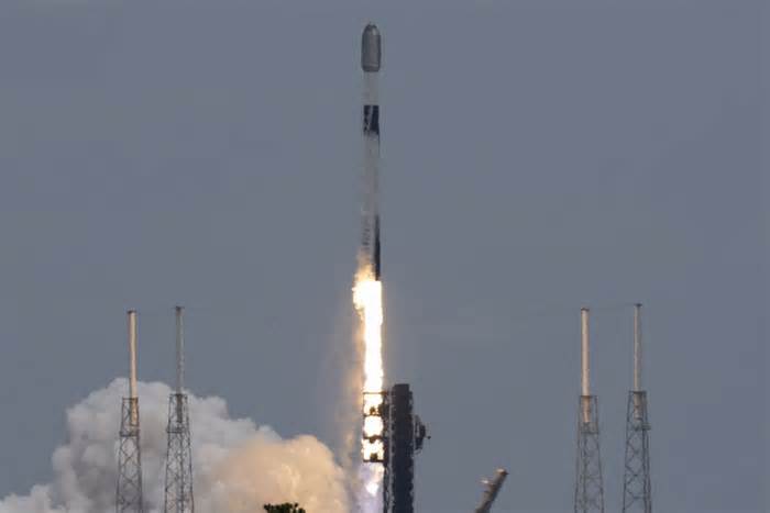 SpaceX launches batch of Starlink satellites from California