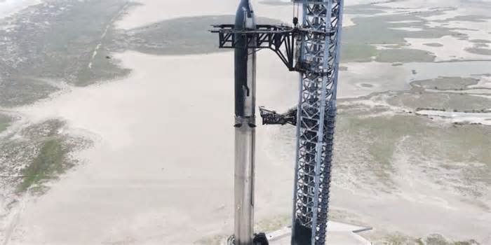 Rocket Report: Blue Origin launch on tap Sunday; Starship stacked in Texas