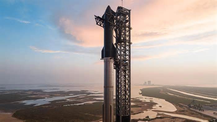 SpaceX plans to test in-orbit refueling of Starship in 2025