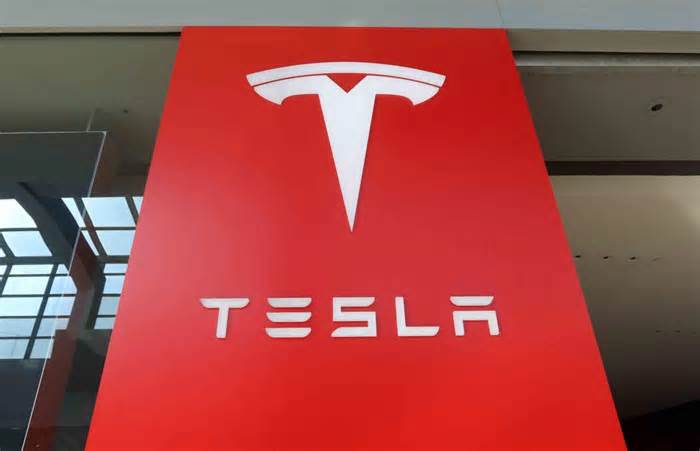 Tesla Stock Furthers Post-Election Surge, Gets Boost From Wedbush Analysts