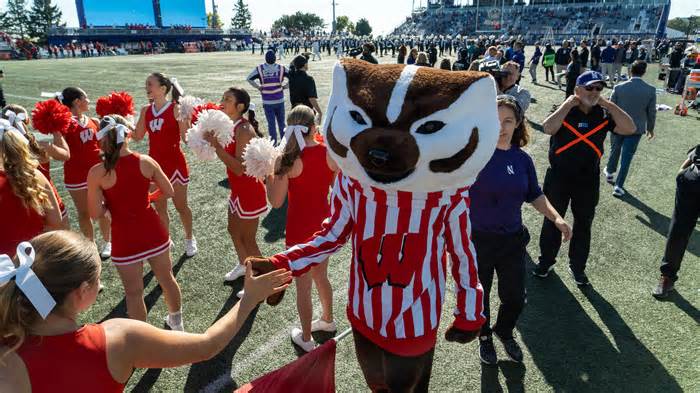 Watch Wisconsin football's strength and conditioning coordinator take a dip into Lake Michigan after Badgers' win over Northwestern