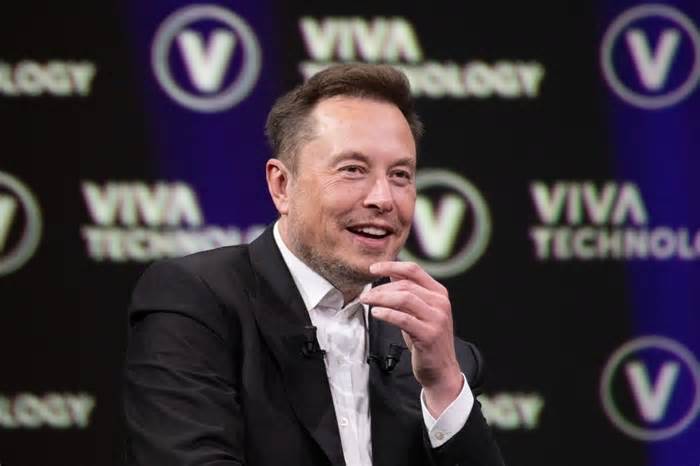 Elon Musk's Starlink-Powered T-Satellite Aims To End Dead Zones — But Expert Warns: 'This Will Bite T-Mobile' After 12-Month Deal Ends