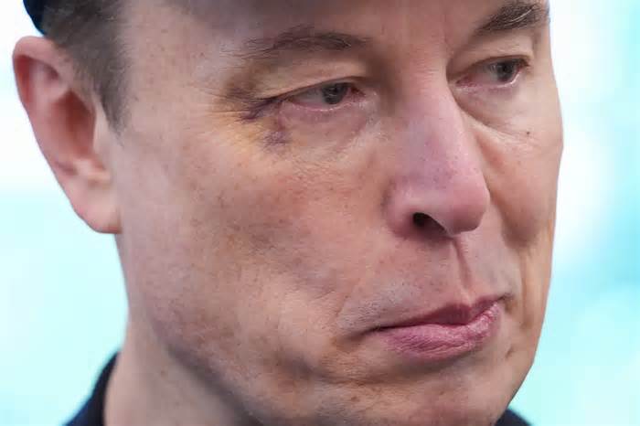 Peak Tesla? Market Share Erosion, Robotaxi Safety Issues And Overstretched Valuations
