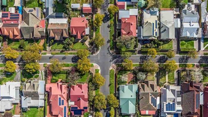 Australia’s most renewable state to install 16 new “community batteries,” add them to VPP