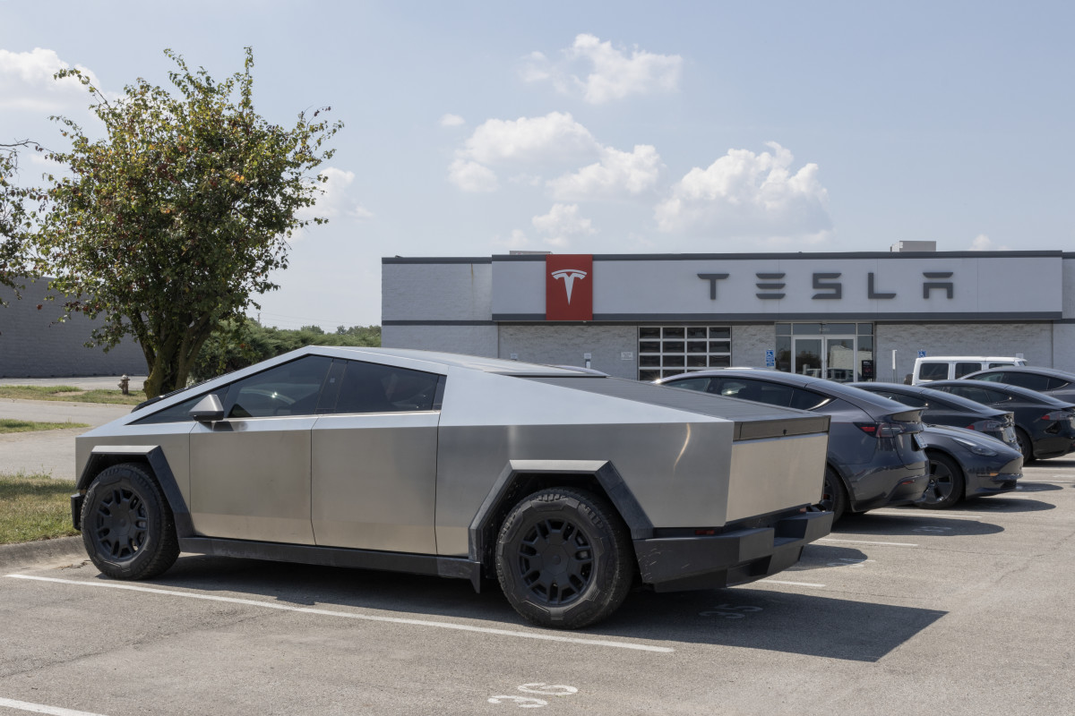 Tesla feels pressure from BYD in EV sales race