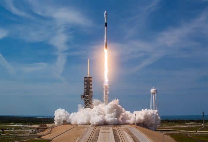 Spacex Launches 20 More Internet Satellites Into Orbit