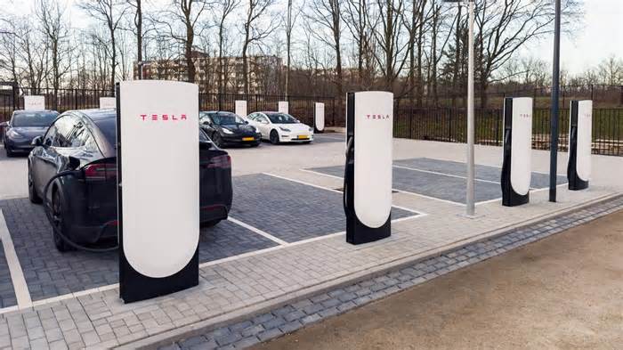 Tesla’s 500kW V4 Superchargers Are Here And They Work With Cybertruck