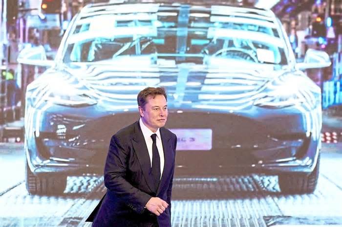 Tesla profit falls for fourth straight quarter