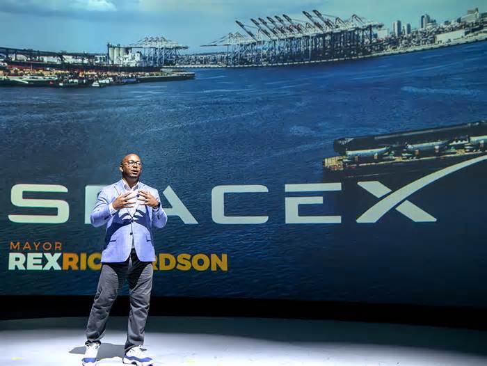 SpaceX to move Dragon spacecraft splashdowns to West Coast, use Port of Long Beach as recovery base