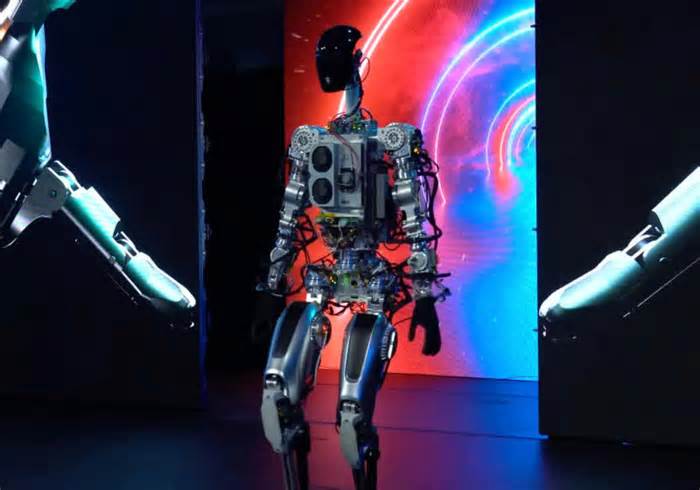 Tesla Optimus robots were all remotely controlled by humans at "We, Robot" event