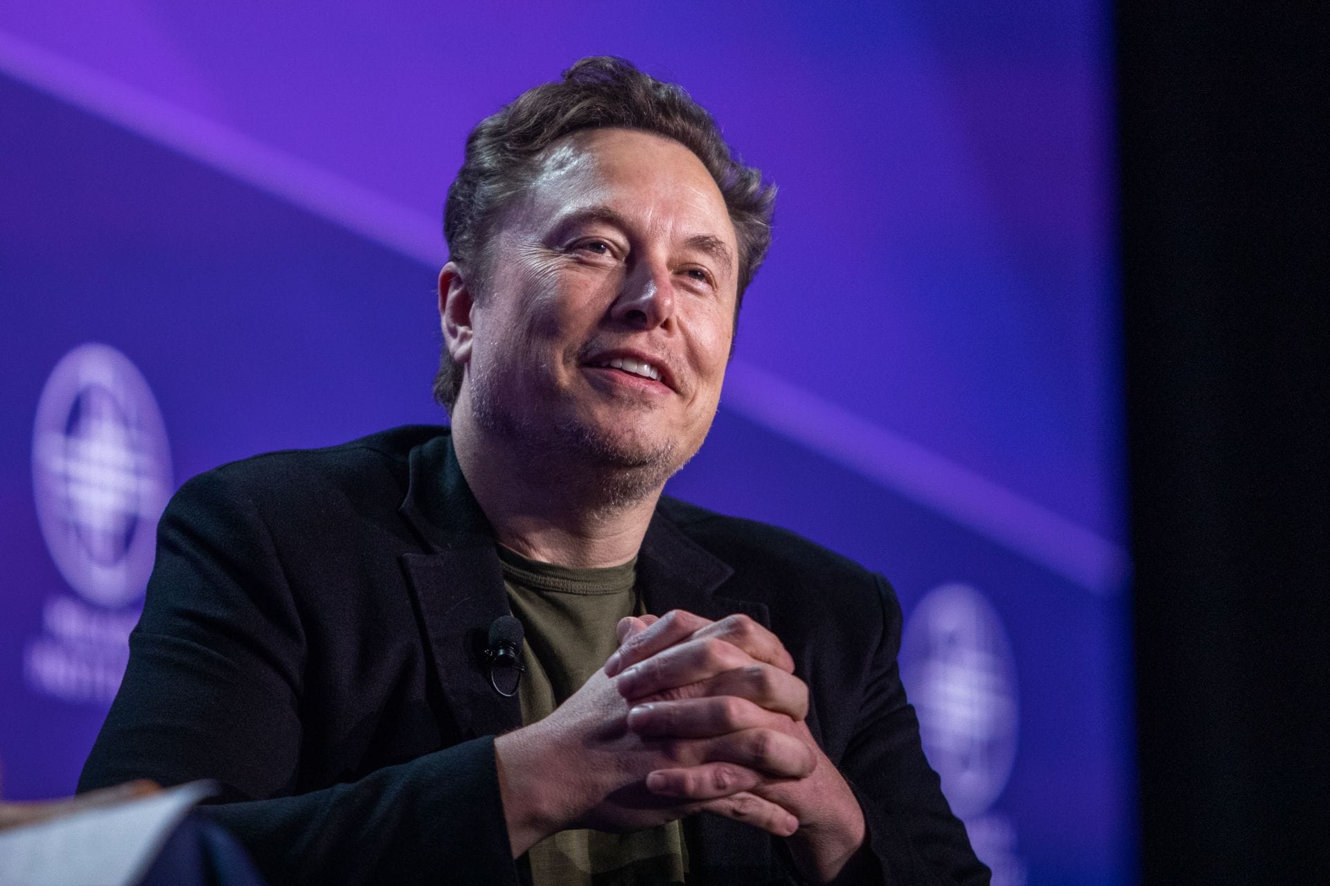 "Just make sure the security is rock solid": Internet reacts after Elon Musk responds to post claiming Jurassic Park startup idea is now “fundable”