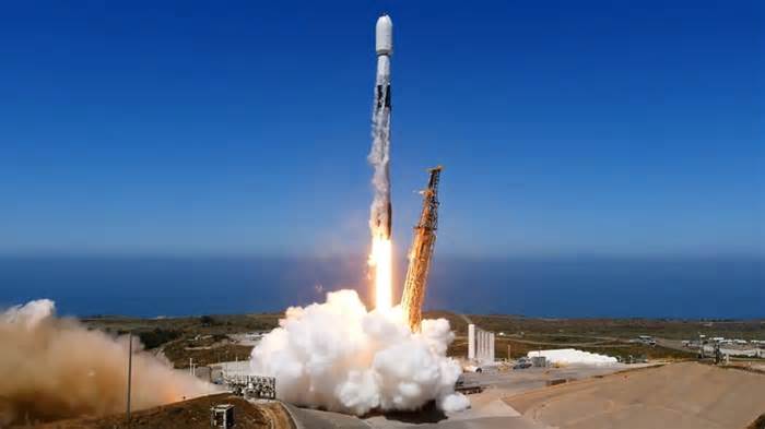 SpaceX launches 131 satellites on Transporter 12 rideshare mission (video)