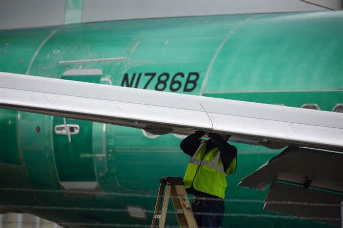 Boeing Faces Risk as It Starts Job Cuts in Tight Labor Market