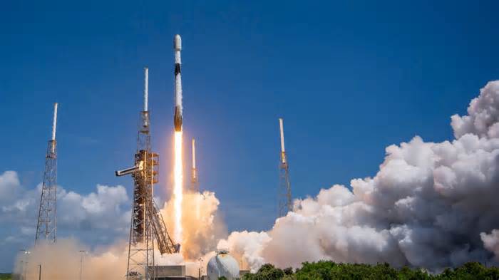 Rocket Companies Like SpaceX May Soon Pay Per Pound to Use the Sky