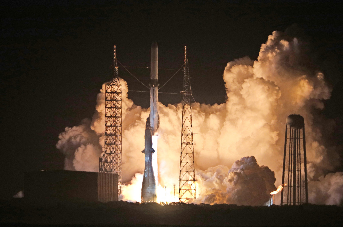 Americans can't invest in hypergrowth companies like SpaceX and OpenAI — these companies are selling the solution