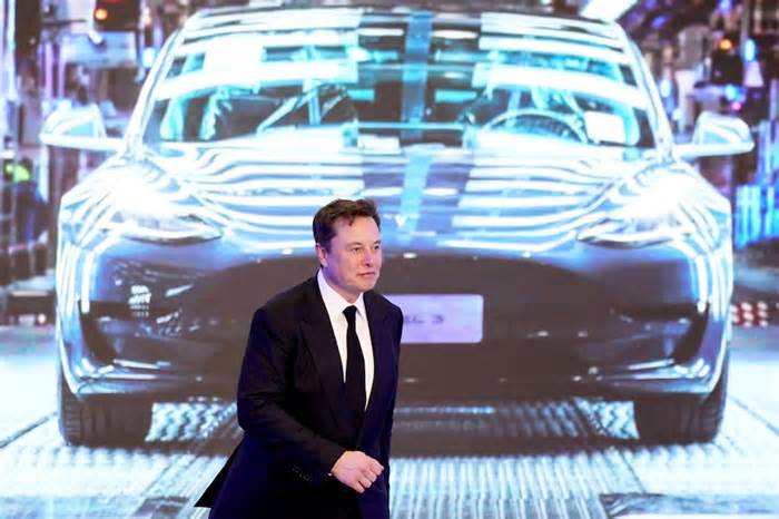 Elon Musk now says it's 'pointless' to build a $33k Tesla for human drivers