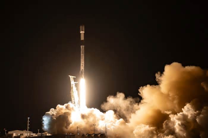 SpaceX Delivers OneWeb Satellites to Orbit from Vandenberg SFB