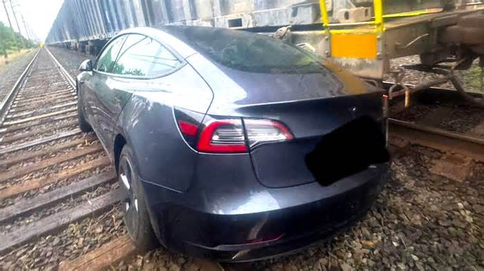 Driver Blames FSD After Tesla Drives Onto Tracks And Gets Hit By A Train