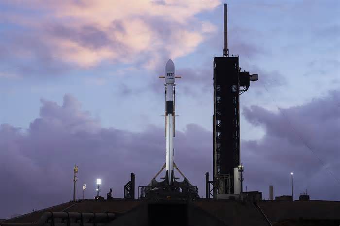 SpaceX completes 3 rocket launches, 1 Dragon landing in 22 hours from Florida, California