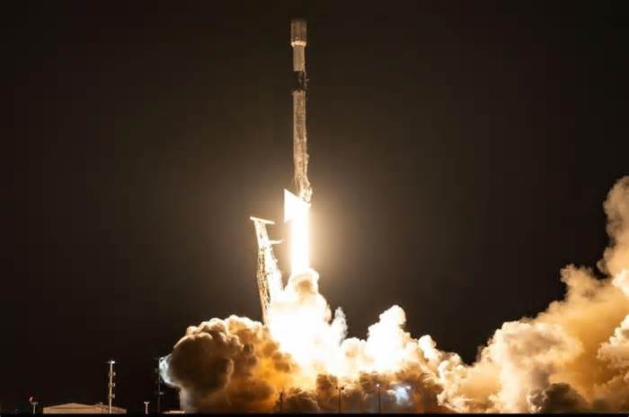 SpaceX launches 20 Starlink satellites into orbit from California