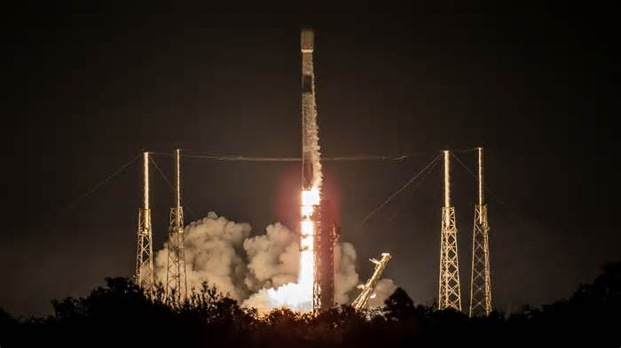 SpaceX rockets successfully launch back-to-back Starlink missions hours apart in return to flight (photos, videos)