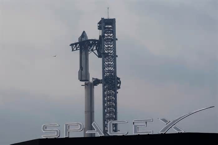 SpaceX successfully catches returning Starship rocket