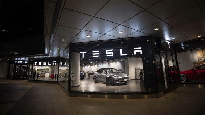 Tesla automotive revenue falls 7% in Q2, robotaxi timing unclear