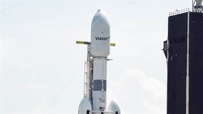 Updates: SpaceX scrubs Falcon Heavy launch due to Florida weather