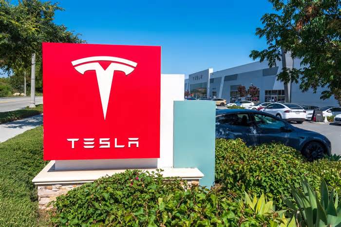 Tesla's Robotaxi: Worth Way More Than Waymo