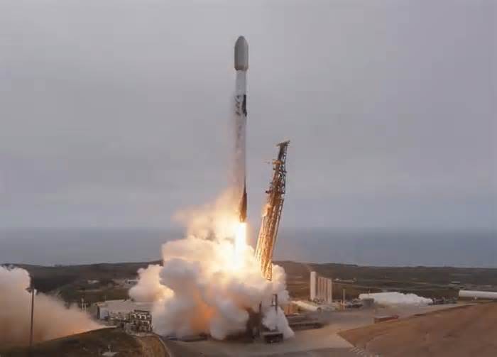 SpaceX sends up more Starlink satellites from California