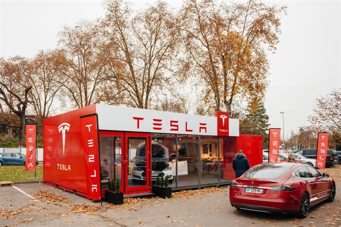 Tesla (TSLA) Gets $355 Price Target as Robotaxi Launch Sparks Analyst Optimism