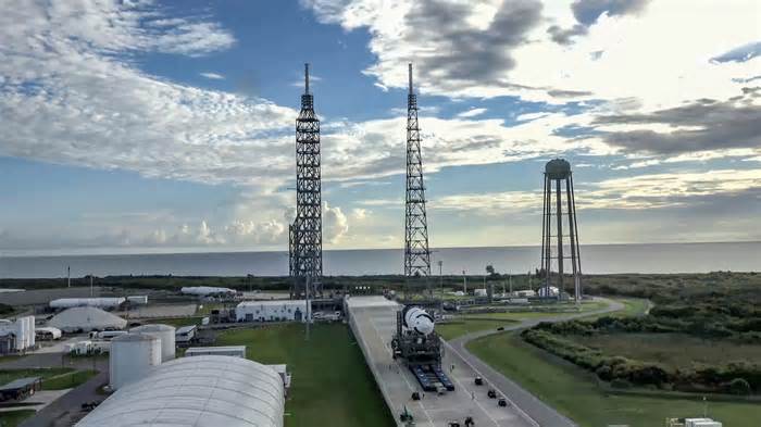 Blue Origin racing to meet tight launch window for first New Glenn mission