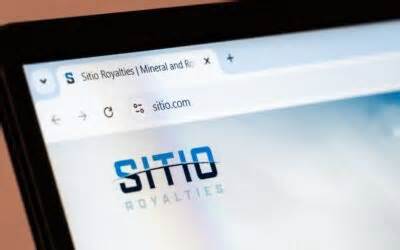 Tesla Stock Tumbles 9% Midday Amid EV Tax Credit Uncertainty and Musk’s Opposition