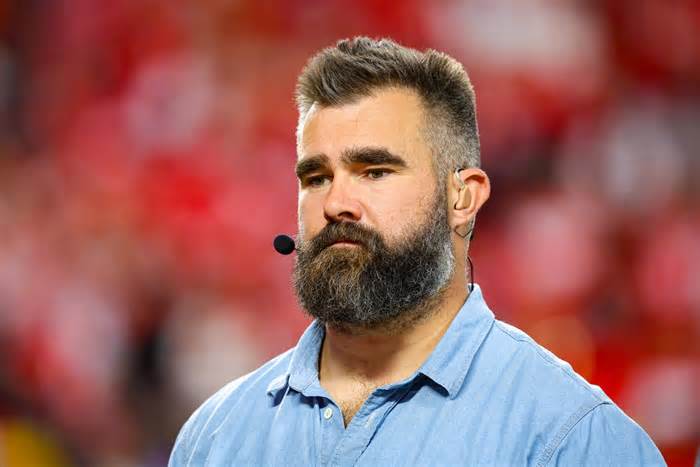 Jason Kelce smashes phone of fan who directed anti-gay slur at brother Travis