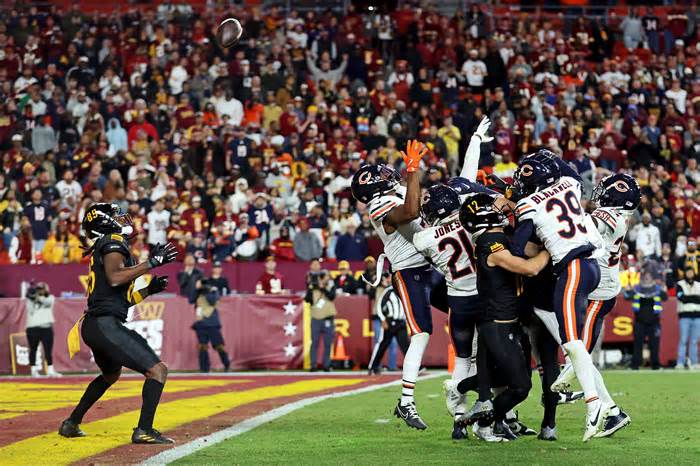 Twitter reacts to Commanders' shocking last-second win over Bears