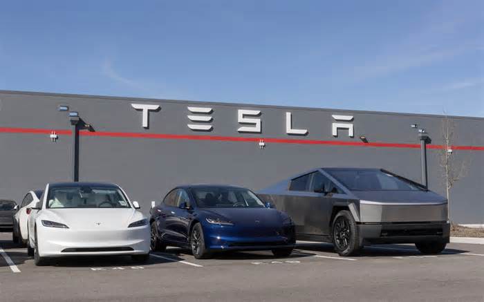 Wall Street Lunch: Tesla Approves 96 Million Shares Award To Musk