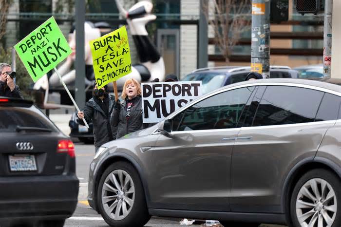 Tesla-Backlash Bumper Stickers? Los Angeles Streets Speak