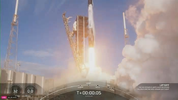 After delays, SpaceX successfully launches 2 dozen Starlink satellites