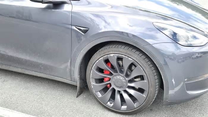 My 2026 Tesla Model Y Juniper Self-Curbed Its Own 20-inch Rim When Auto Parallel Parking - We Should Not Be Trusting Our Lives To a Self-Driving Car That Hits Curbs
