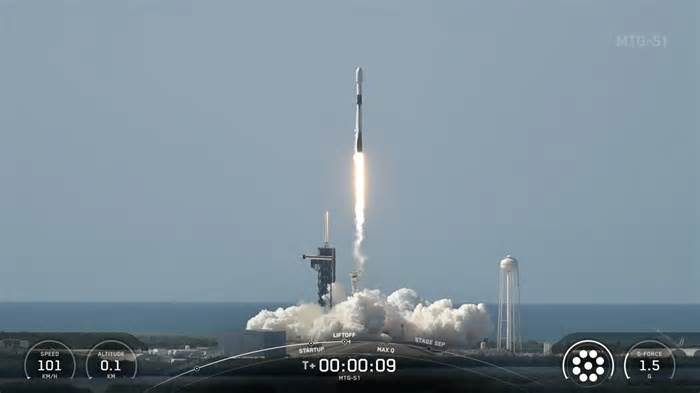 SpaceX launches advanced European weather satellite, lands rocket at sea (photos)
