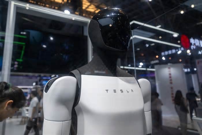 Tesla’s Optimus humanoid robot program loses its head